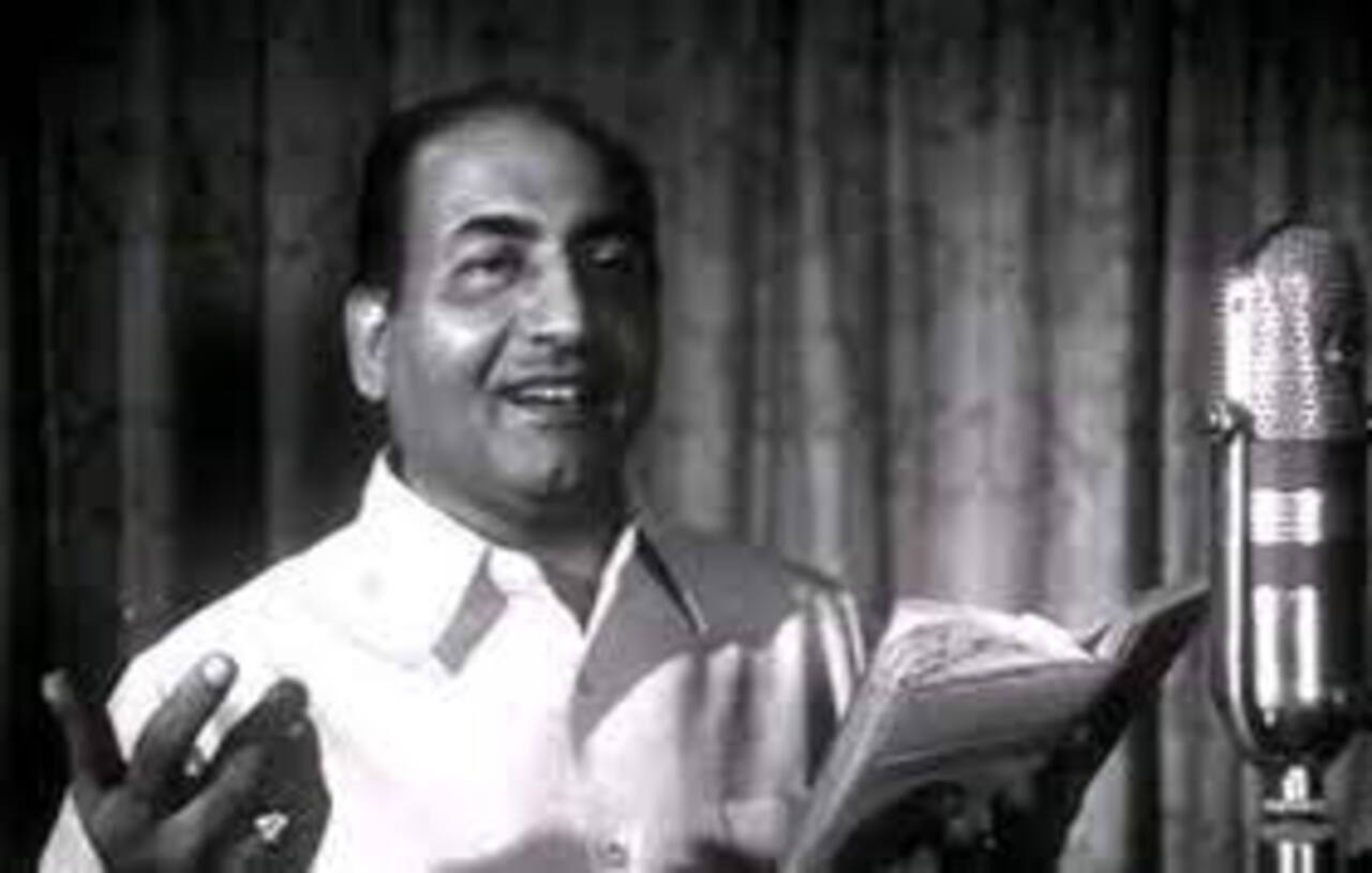Legendary singer Mohammed Rafi has sung thousands of songs of which many of them are patriotic tracks. Kar Chale Hum Fida, 15 August Se Humeh Kyon Itni Preet Hai are two of his most famous Desh Bhakti songs.